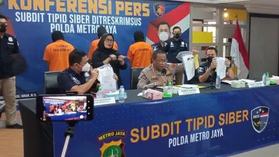 Kabid Humas Polda Metro Jaya Kombes Pol Yusri Yunus (tengah) menunjukan barang bukti rekruitmen palsu yang dibuat oleh pelaku. (Ayojakarta.com/Fichrihakiim)