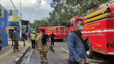 Petugas pemadam kebakaran yang menangangi rumah terbakar di Utan Kayu, Matraman, Jakarta Timur. Api diduga berasal dari korsleting listrik di TV/ayojakarta/fichri hakiim