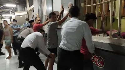 Petugas Gabungan Razia Sel Tahanan Lapas Paledang Bogor