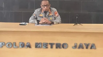 Kabid Humas Polda Metro Jaya, Kombes Pol Yusri Yunus, menjelaskan terkait kasus pengemudi Fortuner yang acungkan pistol. (Ayojakarta.com/Fichrihakiim)