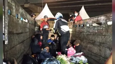 Warga Nekat Mudik Pakai Truk Sayur, Dipaksa Putar Balik ke Jakarta Lagi