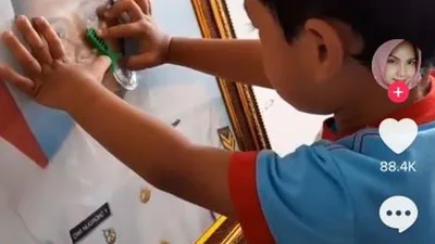 Momen Haru Putra Awak KRI Nanggala 402 Ini Kangen Ayahnya, Elus dan Cium Foto