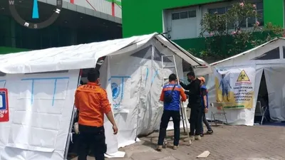Badan Penanggulangan Bencana Daerah (BPBD) Jakarta membangun tenda darurat di Rumah Sakit Khusus Daerah (RSKD) Duren Sawit, Jakarta Timur/instagram @bpbddkijakarta