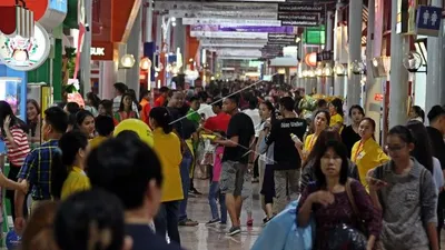 Sejumlah pengunjung memadati Jakarta Fair atau Pekan Raya Jakarta di JIExpo Kemayoran, Jakarta. Jakarta Fair Kemayoran (JFK) merupakan arena pameran dan hiburan terbesar se-Asia Tenggara mulai dibuka 9 Juni hingga 17 Juli 2022.
