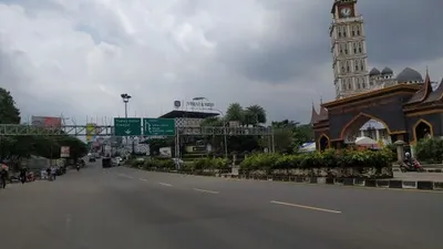 Arus lalu lintas di Jalan Raya Puncak, Kabupaten Bogor, terlihat lenggang (Yogi Faisal)