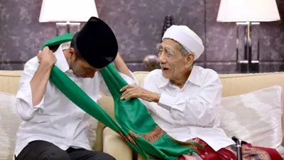 Presiden Jokowi dan KH Maimun Zubair.