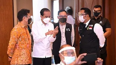 Gubernur Jawa Barat Ridwan Kamil, saat meninjau proses vaksinasi covid-19 di Kota Bogor, Jumat (19/3/2021). (Doc Pemerintah Kota Bogor)