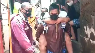Kapolsek Cilandak, AKP Iskandarsyah, tengah evakuasi korban banjir dengan digendong. (tangkapan layar)