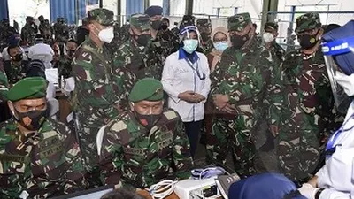 Kepala Staf Umum (Kasum) TNI Letjen TNI Ganip Warsito melihat langsung vaksinasi bagi anggota TNI di Jawa Tengah yang dilaksanakan di Lanud Adi Soemarmo, Solo, Selasa (2/3/2021). (Ayojakarta/Budi Cahyono)
