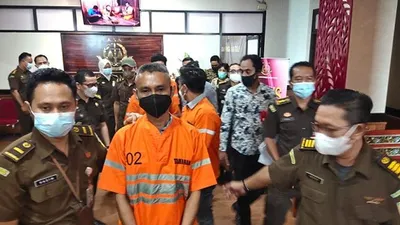 Kejaksaan Tinggi Jawa Timur (Kejati Jatim) meringkus 4 tersangka perkara dugaan tindak pidana korupsi (tipikor) pada Senin (1/3/2021) siang.  (Humas Kejati Jatim)