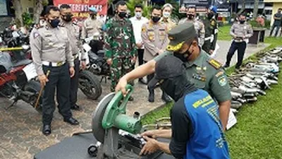 Forum Komunikasi Pimpinan Daerah (Forkopimda) Kota Bogor, saat menghancurkan ratusan knalpot bising, di Mako Polresta Bogor Kota, Kedung Badak, Tanahsareal. (Ayobogor/Yogi Faisal)