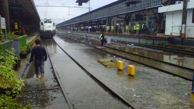 Rel Kereta Stasiun Tebet Terendam, KRL Antre Melintas (Republika)