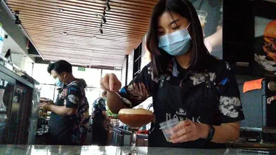 Karyawan Nordic Cafe menyajikan menu andalan kopi mereka saat Grand Opening di Marvell City Surabaya, Minggu (7/3/2021). (Ayosurabaya/Praditya)