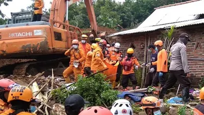 Tim gabungan mengerahkan alat berat untuk membantu pencarian korban di lokasi longsoran yang terjadi di Kabupaten Nganjuk, Provinsi Jawa Timur (16/2). (BPBD Kabupaten Nganjuk)