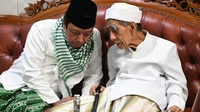 KH Maimun Zubair alias Mbah Moen dan Romahurmuziy.