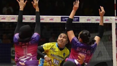 Aprilia Manganang melakukan smash saat membela bjb Tandamata di kompetisi Proliga seri Gresik, Jawa Timur, sebelum pandemi Covid-19. (Ayojakarta/Budi Cahyono)