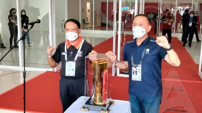 MenporaZainudin Amali dan Ketua Umum PSSI Mochamad Iriawan memegang Piala Menpora 2021 saat sesi jumpa pers di depan Ruang VVIP Stadion Manahan, Kota Solo, Minggu (21/3/2021). (Ayojakarta/Budi Cahyono)