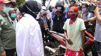 Mensos, Tri Rismaharini, mengunjungi korban banjir di Kabupaten Bekasi, Jabar. (Dok : Kemensos)
