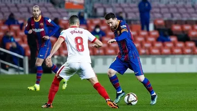 Lionel Messi berusaha melewati adangan pemain Sevilla, Jordan di leg kedua semifinal Copa del Rey 2020/2021. (Twitter Barcelona)