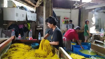 Pabrik mie golosor milik Eman Sulaeman, di Jalan Aryadilaga, Pancasan Baru, Bogor Barat, Kota Bogor.