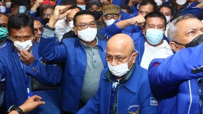 Moeldoko (tengah) tiba di lokasi Kongres Luar Biasa (KLB) Partai Demokrat di The Hill Hotel Sibolangit, Deli Serdang, Sumatera Utara, Jumat (5/3/2021).