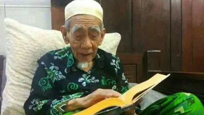 KH Maimun Zubair atau Mbah Moen