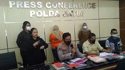 Kabid Humas dan Wadirkrimum Polda Jatim menunjukan barang bukti dan tersangka prostitusi di karaoke asal Blitar, Jumat (19/3/2021). (Ayosurabaya/Praditya)