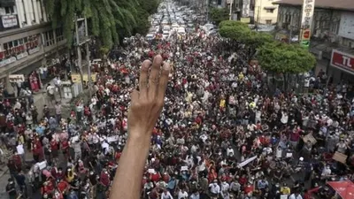 Seorang pengunjuk rasa mengacungkan salam tiga jari selama demonstrasi menentang kudeta militer di Yangon, Myanmar, Sabtu (6/2/2021). [STR / AFP]