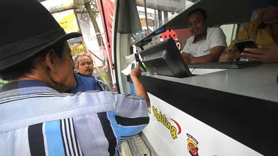 Ilustrasi warga membayar pajak di Samsat Keliling.