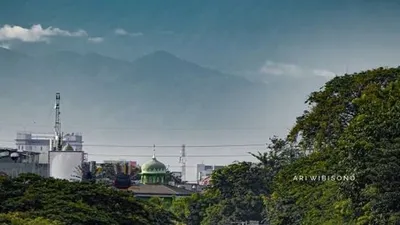 Gunung Pangrango terlihat jelas di Jakarta (Twitter DLH Jakarta)