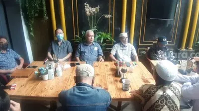 Perhimpunan Pedagang Pasar Turi Surabaya menyambangi salah satu tokoh Kota Solo, Habib Hasan Mulachela di Pasar Kliwon, Rabu (3/3/2021). [Suara.com/Ronald Seger Prabowo]