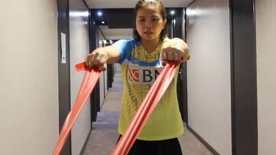 Greysia Polii, manfaatkan waktu luang berlatih di lorong kamar Hotel Crowne Plaza Birmingham City Centre. (dok)