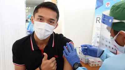 Pemain Tunggal Putra Jonatan Christie menjalani vaksinasi kedua / PBSI