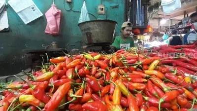 Muamar, salah seorang pedagang cabai rawit di Pasar Serpong, Kota Tangsel, Jumat (12/3/2021). [Suara.com/Wivy]