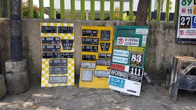 Ilustrasi pelat nomor di salah satu sudut jalan raya Kota Bandung. 