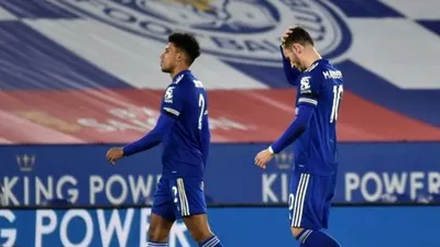 Pemain bertahan Leicester City James Justin (kiri) dan James Madison menunjukkan gestur kecewa usai timnya kalah 1-2 dari Fulham di pekan ke-10 Liga Inggris, di King Power Stadium, Selasa (1/12/2020) dini hari WIB. [Rui Vieira / POOL / AFP]