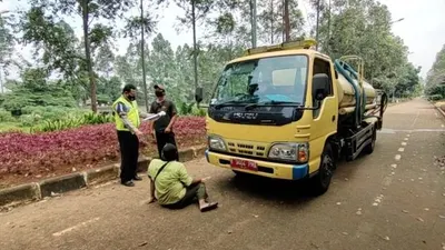 Pengemudi Dinas Pertamanan dan Pemakaman Provinsi DKI Jakarta yang menabrak Mulyadi sedang menceritakan kronologis kejadian dan memperagakan posisi korban setelah mobil bernomor polisi B 9404 PMA dihentikan (dokpri)