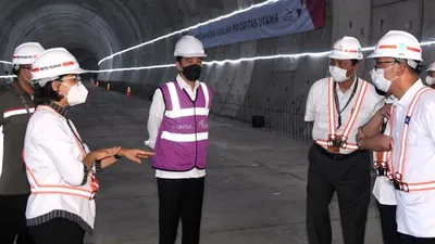 Presiden Jokowi meninjau pengerjaan konstruksi Tunnel #1 Kereta Cepat Jakarta – Bandung, di KM 5+500 Tol Jakarta – Cikampek, Bekasi, Selasa (18/05/2021). (Foto: BPMI Setpres/Lukas)
