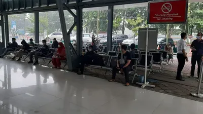 Sejumlah pengguna jasa kereta api sedang menunggu jadwal keberangkatan di Stasiun Tawang baru-baru ini. (dok)