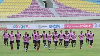 Pemain Persikabo 1973 saat menjalani sesi latihan uji coba lapangan di Stadion Manahan, Sabtu (20/3/2021), petang. Persikabo akan menghadapi lawan berat Arema FC di partai perdana Piala Menpora 2021. (Ayojakarta/Budi Cahyono)