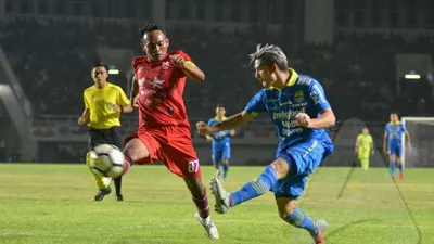 Gelandang Persis Solo, Iman Budi berusaha memblok umpan crossing pemain Persib Bandung, Kim Jeffrey dalam partai uji coba di Stadion Manahan, Solo, Jawa Tengah, 15 Februari 2020. (Ayojakarta.com/Budi Cahyono)
