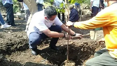 Proses penanaman pohon di lahan PT Perkebunan Nusantara VIII (PTPN VIII) di Desa Tugu Selatan, Kecamatan Cisarua, Kabupaten Bogor. (Ayobogor/ Yogi Faisal)