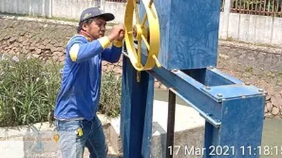Petugas SDA Jaktim perbaiki pintu air rusak di Waduk Kaja, Ciracas/dok: Kominfotik Jaktim.