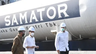Presiden Jokowi meninjau produsen gas PT. Aneka Gas Industri (Samator), Jumat (16 Juli 2021) pagi, di kawasan Pulo Gadung, Jakarta Timur/bpmi setpres/rusman)
