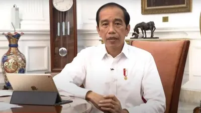 Presiden Jokowi saat mengumumkan mencabut aturan soal izin investasi miras atau minuman keras. [Tangkapan layar/Youtube]