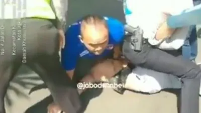 Tangkapan layar video sejumlah polisi mengamankan seorang pria bawa pisau masuk ke markas Polres Jaksel. [Instagram@jabodetakbekcom]