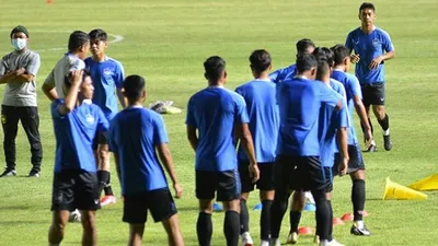Tim PSIS Semarang menjalani sesi latihan resmi menjelang laga perdana lawan Barito Putera FC di Stadion Manahan, Sabtu (20/3/2021). PSIS akan bertemu Barito Putera di laga kedua Grup A, pukul 18.15 WIB. (Ayojakarta/Budi Cahyono)