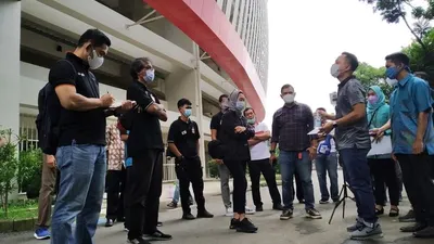 Petinggi PT LIB saat mengecek kesiapan dan SOP protokol kesehatan di Stadion Manahan, Jumat (12/3/2021), siang. (Ayojakarta/Budi Cahyono)