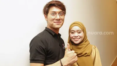 Aktor Rizky Billar dan Lesti Kejora saat ditemui usai menggelar konferensi pers klarifikasi soal restoran barunya di Kawasan Kemang, Jakarta Selatan, Selasa (22/12/2020).