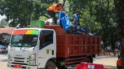 Petugas Dinas Lingkungan Hidup (DLH) Kabupaten Bogor saat melakukan pengangkutan sampah. (Ayobogor/Yogi Faisal)
